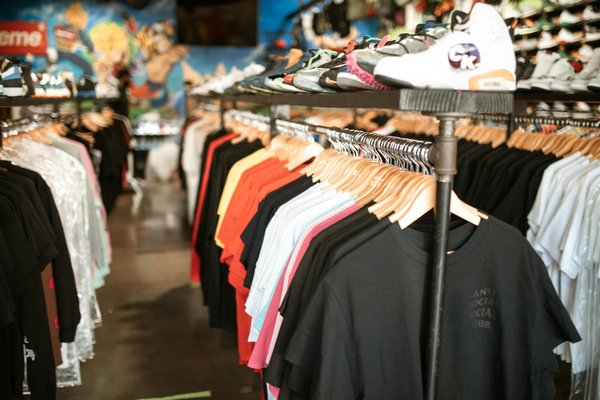 Comment intégrer des éléments de broderie dans une tenue de travail sans paraître trop casual?