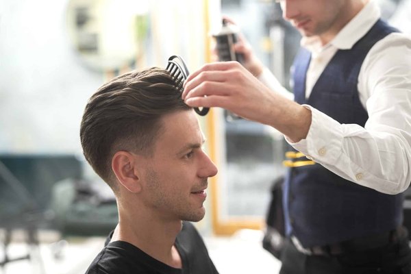 Osez la coupe dégradée courte pour homme : Un look audacieux